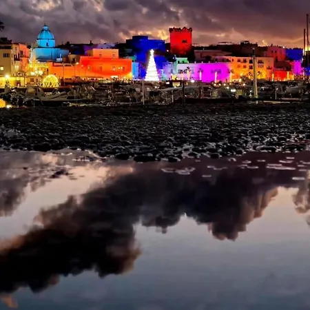 Incantevole Con Bagno Affacciata Sul Porto * Ischia